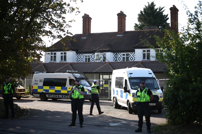 Des policiers devant l'hôtel Bell, censé héberger des demandeurs d'asile, à Epping, au nord-est de Londres, le 8 août 2025, alors que des manifestations de groupes d'extrême droite sont attendues