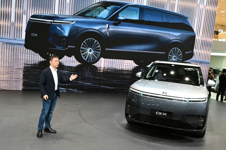 Le PDG de XPeng, He Xiaopeng, prend la parole lors du lancement du Xpeng GX, à l'ouverture du Salon de l’automobile de Pékin, le 24 avril 2026