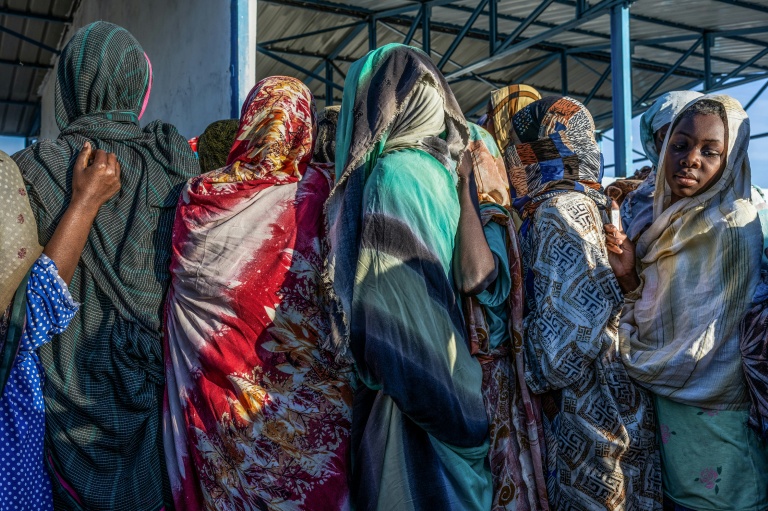 Des réfugiés ayant fui le Soudan attendent devant le bureau d'enregistrement de l'agence des Nations unies pour les réfugiés (HCR) dans le camp de Tiné, au Tchad, le 9 novembre 2025