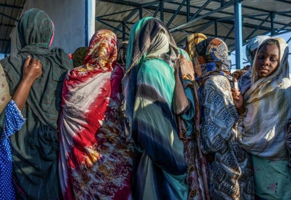 Des réfugiés ayant fui le Soudan attendent devant le bureau d'enregistrement de l'agence des Nations unies pour les réfugiés (HCR) dans le camp de Tiné, au Tchad, le 9 novembre 2025