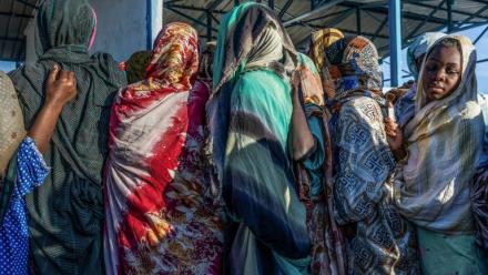 Des réfugiés ayant fui le Soudan attendent devant le bureau d'enregistrement de l'agence des Nations unies pour les réfugiés (HCR) dans le camp de Tiné, au Tchad, le 9 novembre 2025