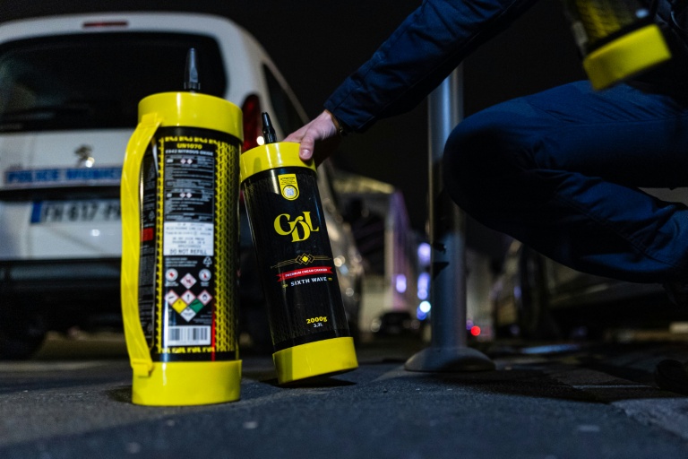 Des bonbonnes de protoxyde d'azote découvertes par des policiers lors de contrôles routiers à Lille, le 25 avril 2026 dans le Nord