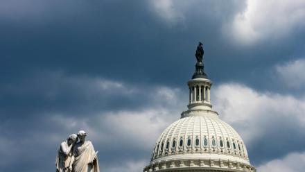 Le Monument de la paix devant le dôme du Capitole de Washington, le 29 juin 2025