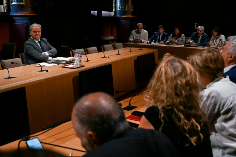 Le sénateur français François-Noël Buffet, proposé par le Président de la République pour devenir le prochain Défenseur des droits, avant son audition au Sénat, à Paris, le 21 juillet 2026.