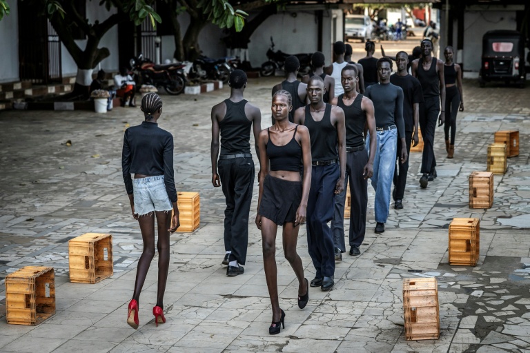 Des jeunes mannequins de l'agence Jubalicious apprennent à défiler lors d'une formation dans un hôtel à Juba, le 19 février 2026 au Soudan du Sud 