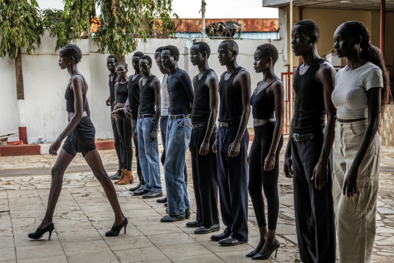 Des jeunes mannequins de l'agence Jubalicous s'entraînent à défiler lors d'une séance de formation dans un hôtel à Juba, le 19 février 2026 au Soudan du Sud