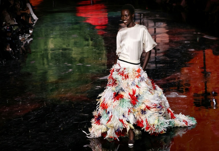 La mannequin Awar Odhiang lors du défilé Chanel pour la collection Prêt-à-porter Femme Printemps-Été 2025, lors de la Fashion Week de Paris, le 6 octobre 2025