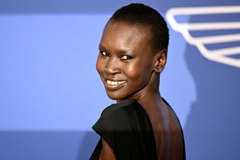 La mannequin sud-soudanaise Alek Wek lors du gala de l'AmfAR à Cannes, le 25 mai 2023