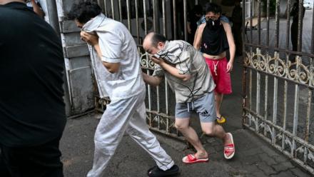 Des ressortissants chinois suspectés d'appartenir à un réseau de cybercriminalité sont escortés vers une prison sri-lankaise après leur arrestation à Colombo, le 9 mai 2026
