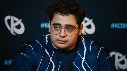 Kamel Kebir alias "Kameto", en conférence de presse avant un match de son équipe d'e-sport Karmine Corp en Ligue Française du jeu vidéo League  of Legends, le 20 septembre 2024 à Evry