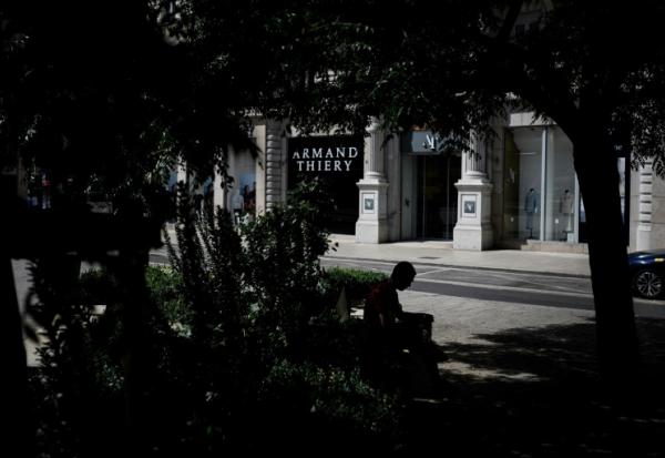 Un habitant assis à l'ombre des arbres lors d'une vague de chaleur, le 25 juin 2025 à Lyon, dans le Rhône