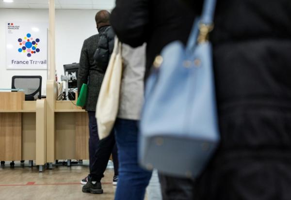 Des personnes font la queue dans une agence France Travail à Dammarie les Lys, en Seine-et-Marne, le 23 avril 2024