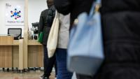 Des personnes font la queue dans une agence France Travail à Dammarie les Lys, en Seine-et-Marne, le 23 avril 2024