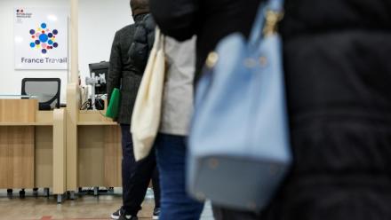 Des personnes font la queue dans une agence France Travail à Dammarie les Lys, en Seine-et-Marne, le 23 avril 2024