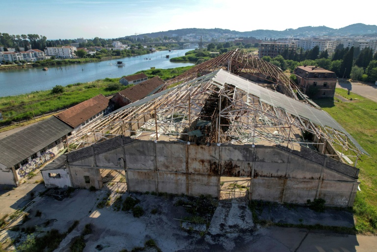 Vue aérienne d'un entrepôt des marais salants abandonnés d'Ulcinj, le 2 juin 2026 au Monténégro