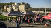 Des employés de l'usine de pâte à papier Fibre Excellence rassemblés devant le site de Saint-Gaudens, le 9 avril 2026 en Haute-Garonne