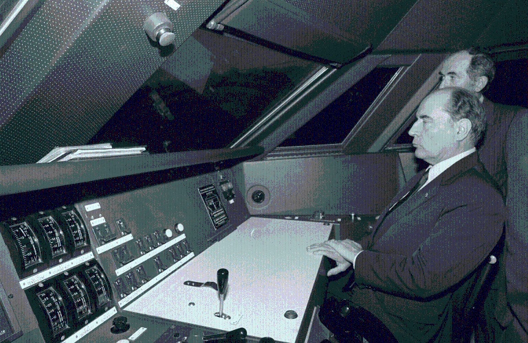 L'ex-président de la République François Mitterrand le 22 septembre 1981 lors de l'inauguration du TGV, à Montchanin, en Saône-et-Loire