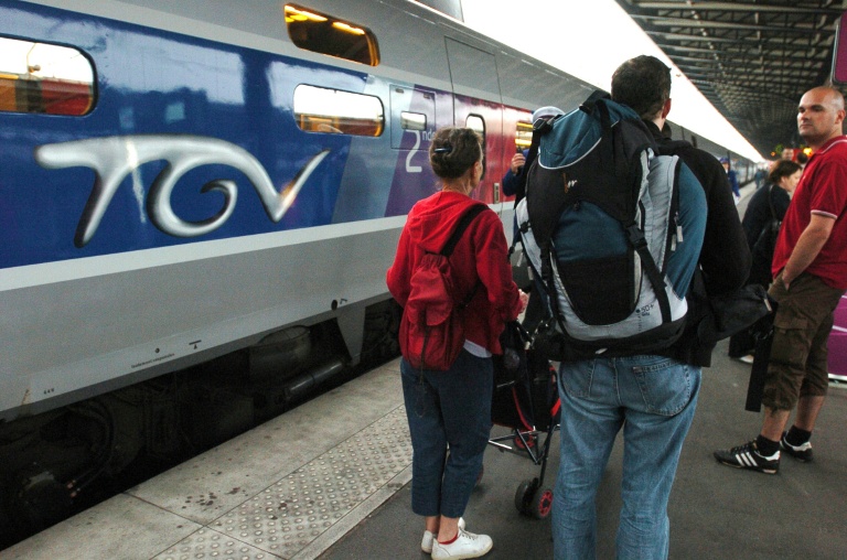 Le logo TGV sur un train de la ligne à grande vitesse Paris-Sarrebruck, via Strasbourg, le 10 juin 2007 à Strasbourg