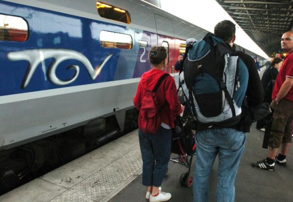Le logo TGV sur un train de la ligne à grande vitesse Paris-Sarrebruck, via Strasbourg, le 10 juin 2007 à Strasbourg