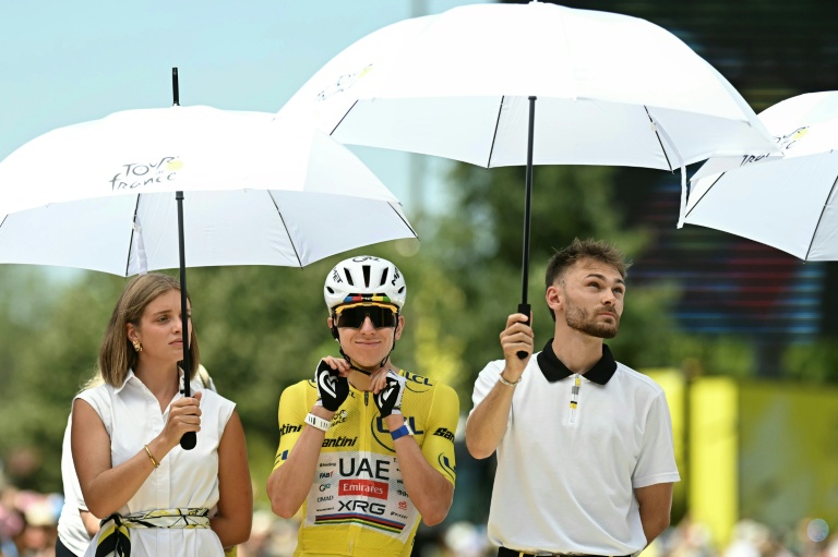 Le maillot jaune Tadej Pogacar est protégé du soleil avant le départ de la 8e étape du Tour de France, le 11 juillet 2026 à Périgueux