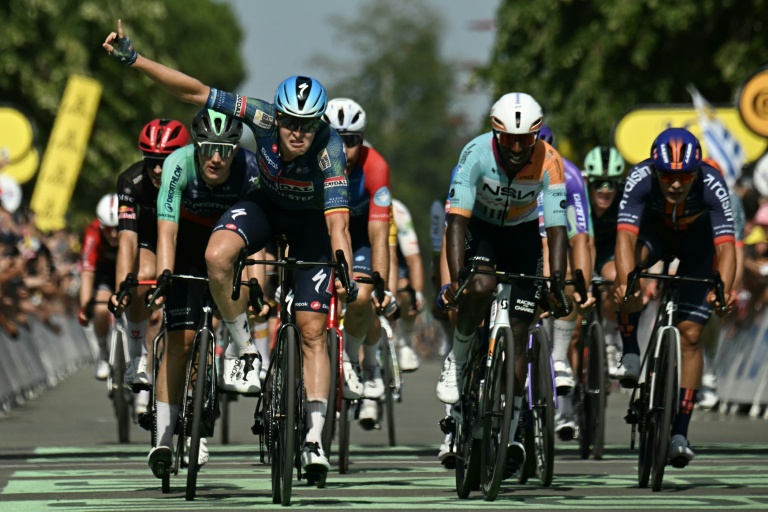 Le sprint vainqueur du Belge Tim Merlier à l'arrivée de la 8e étape du Tour de France, le 11 juillet 2026 à Bergerac
