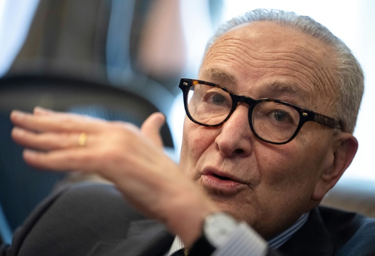 Le chef de la minorité démocrate au Sénat, Chuck Schumer, parle à la presse au Capitole de Washington, le 8 octobre 2025
