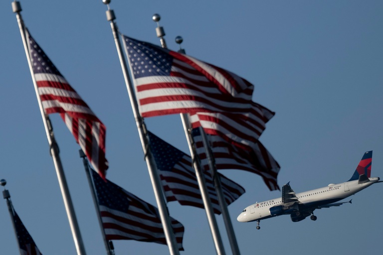 Un avion de la compagnie Delta atterrit à l'aéroport Ronald Reagan près de Washington, le 6 octobre 2025