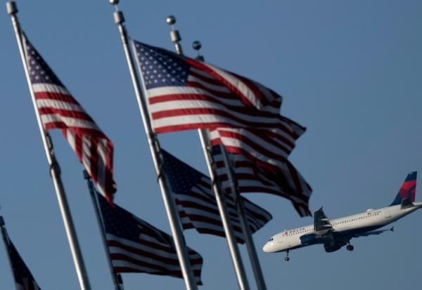 Un avion de la compagnie Delta atterrit à l'aéroport Ronald Reagan près de Washington, le 6 octobre 2025