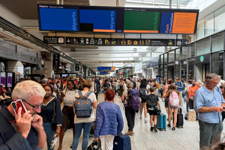 Des passagers patientent à la gare Montparnasse à Paris le 27 août 2026