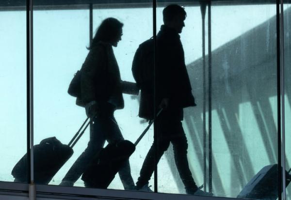 Des passagers à l'aéroport de Brest le 22 octobre 2024