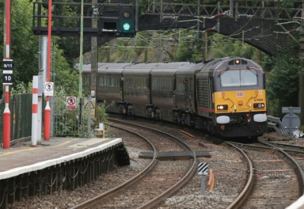 Le train royal transportant la reine Elizabeth II arrive en gare, le 14 juin 2018 à Runcorn (Royaume-Uni)