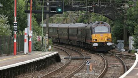 Le train royal transportant la reine Elizabeth II arrive en gare, le 14 juin 2018 à Runcorn (Royaume-Uni)