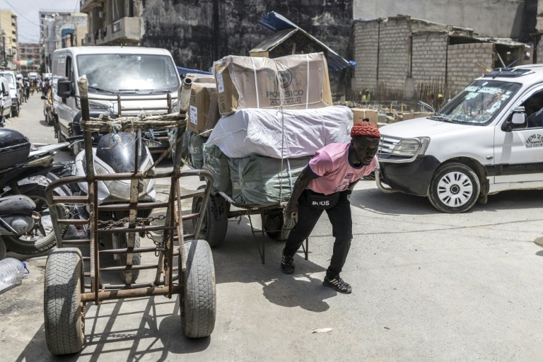 Un homme tire des marchandises dans le centre de Dakar, la capitale sénégalaise, le 2 septembre 2026