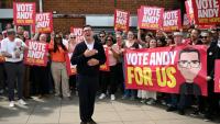 Le candidat du Parti travailliste, Andy Burnham, s'adresse à ses partisans devant le bureau de campagne du parti à Ashton, dans le Makerfield (nord-ouest de l'Angleterre), le 18 juin 2026