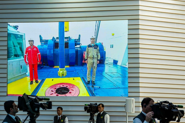 Des journalistes devant un écran diffusant la cérémonie de lancement de la quatrième phase de développement du champ gazier de Galkynysh, dans le désert du Karakoum, à l'est d'Achgabat, le 17 avril 2026 au Turkménistan