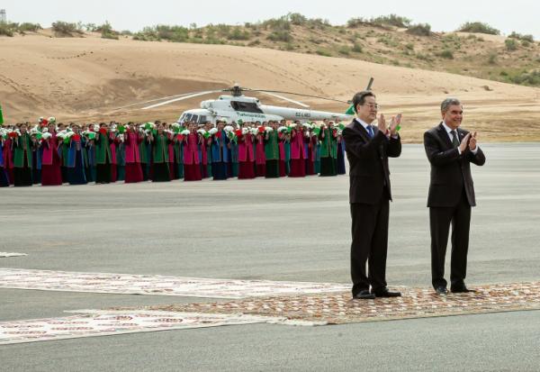 et le vice-premier ministre chinois Ding Xuexiang lors d'une cérémonie marquant le lancement de la quatrième phase de développement du champ gazier de Galkynysh, dans le désert du Karakoum, à l'est d'Achgabat, le 17 avril 2026 au Turkménistan