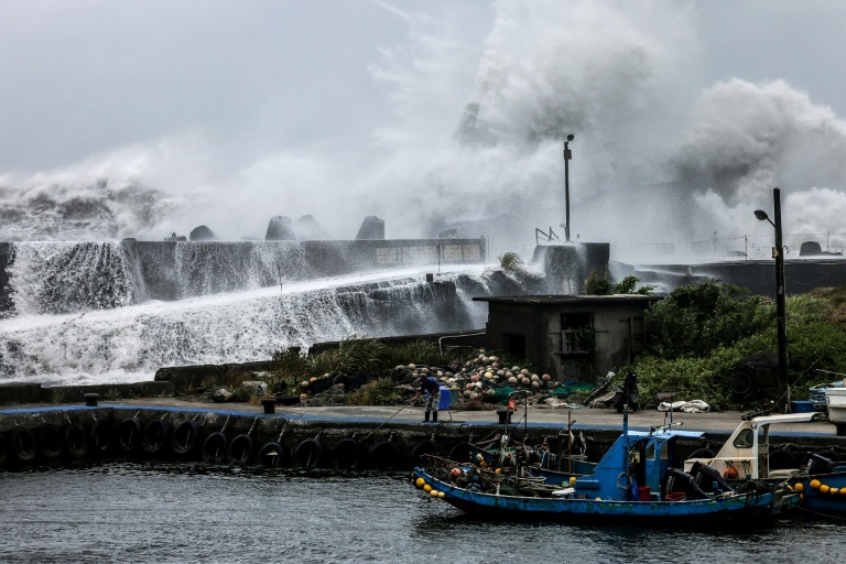 Mer déchaînée à Yilan, à Taïwan, à l'approche du typhon Bavi, le 10 juillet 2026 