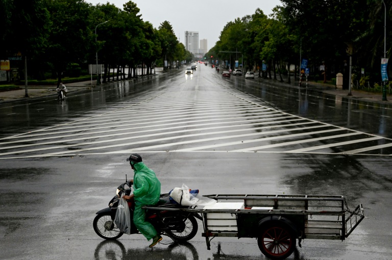 Une rue presque déserte à Vinh, ville côtière de la province de Nghe An, avant l'arrivée du typhon Kajiki, le 25 août 2025 au Vietnam