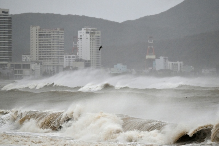 Des fortes vagues s'écrasent sur la plage de Quy Nhon avant l'arrivée du typhon Kalmaegi dans la province de Gia Lai, au Vietnam, le 6 novembre 2025