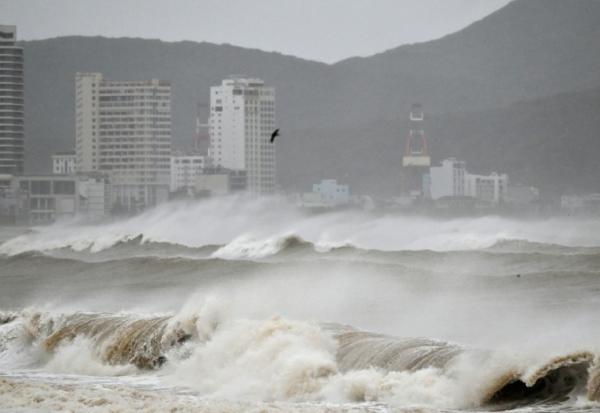 Des fortes vagues s'écrasent sur la plage de Quy Nhon avant l'arrivée du typhon Kalmaegi dans la province de Gia Lai, au Vietnam, le 6 novembre 2025
