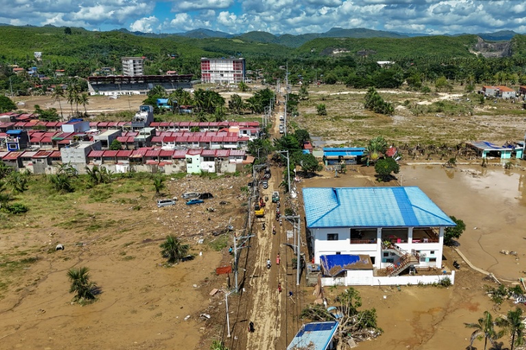 Vue aérienne de la ville de Liloan après le passage du typhon Kalmaegi, dans la province de Cebu, le 6 novembre 2025 aux Philippines 