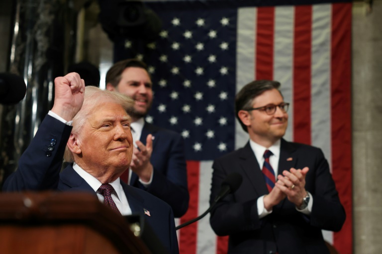 Le président de la Chambre des représentants Mike Johnson, le vice-président JD Vance et le président américain Donald Trump au Congrès à Washington, le 4 mars 2025