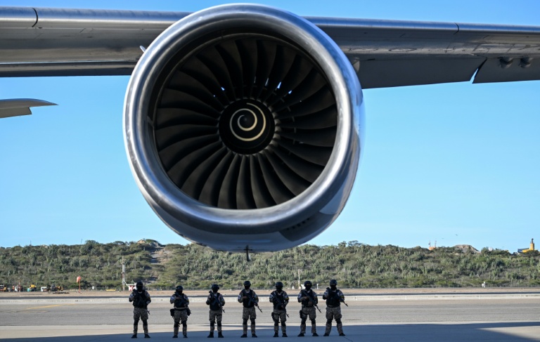 Des policiers sur le tarmac de l'aéroport international de Caracas, pendant l'arrivée d'un vol d'Eastern Airlines rapatriant des migrants depuis les Etats-Unis, le 3 décembre 2025