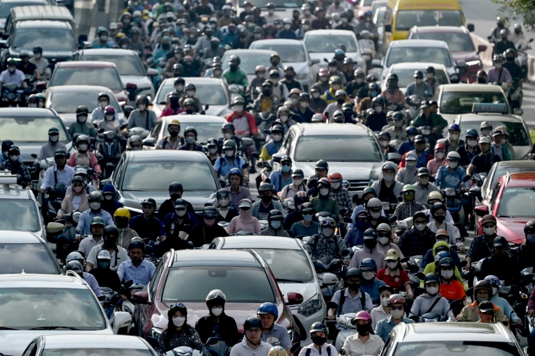 Des deux-roues au milieu du trafic à Hanoï au Vietnam le 17 juillet 2025