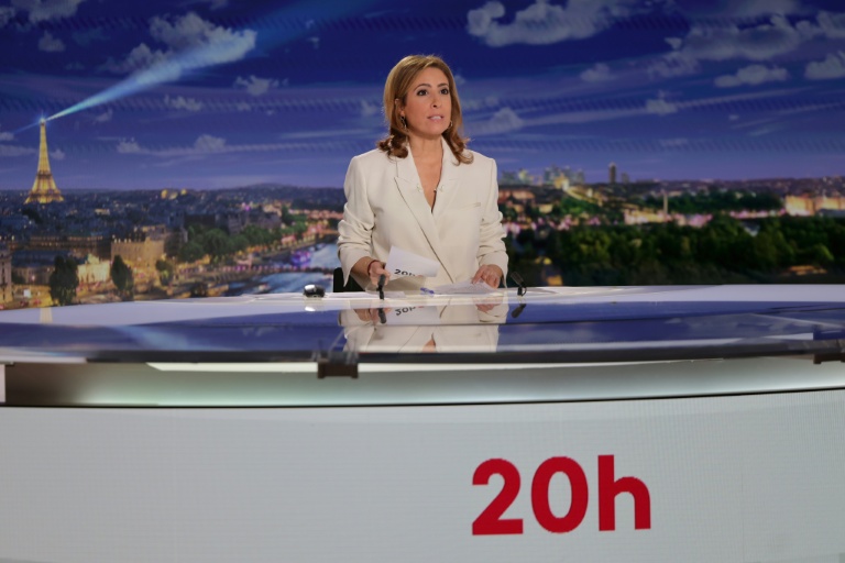 Léa Salamé présente le 20H00 de France 2 le 16 mars 2026, à Paris