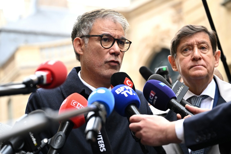 Le premier secrétaire du parti socialiste PS) Olivier Faure (g), accompagné du président du groupe socialiste, écologiste et républicain au Sénat, Patrick Kanner, s'adresse aux journalistes après une réunion avec le Premier ministre sortant Sébastien Lecornu à l'hôtel Matignon, le 8 octobre 2025 à Paris