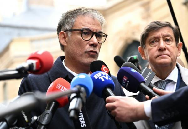 Le premier secrétaire du parti socialiste PS) Olivier Faure (g), accompagné du président du groupe socialiste, écologiste et républicain au Sénat, Patrick Kanner, s'adresse aux journalistes après une réunion avec le Premier ministre sortant Sébastien Lecornu à l'hôtel Matignon, le 8 octobre 2025 à Paris