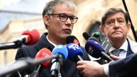 Le premier secrétaire du parti socialiste PS) Olivier Faure (g), accompagné du président du groupe socialiste, écologiste et républicain au Sénat, Patrick Kanner, s'adresse aux journalistes après une réunion avec le Premier ministre sortant Sébastien Lecornu à l'hôtel Matignon, le 8 octobre 2025 à Paris