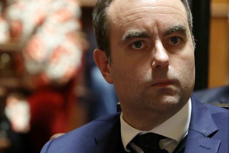 Le Premier ministre Sébastien Lecornu assiste à une séance de questions au gouvernement au Sénat, le 26 novembre 2025 à Paris