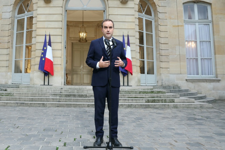 Le Premier ministre Sébastien Lecornu prend la parole dans la cour de l'Hôtel Matignon, à Paris, le 3 octobre 2025
